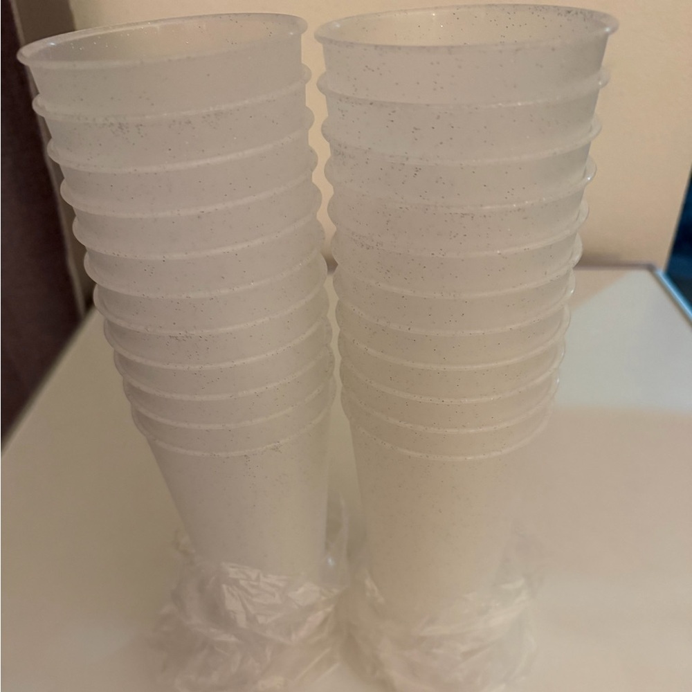 Clear Plastic Cups with Lids and Straws - Picture 3 of 5